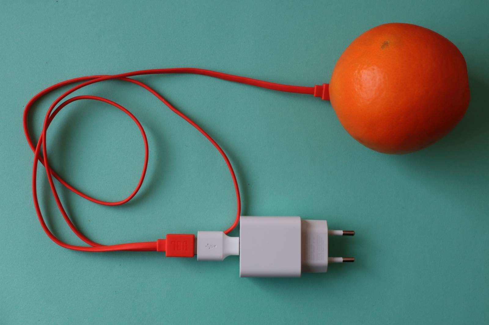 Ein Akkugerät an einer Orange